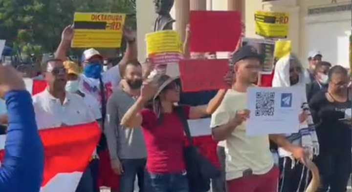 Protestan contra la ‘vacuna obligatoria’ en Santo Domingo