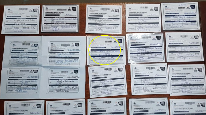 Apresan grupo falsificaba tarjeta de vacunación en Santiago
