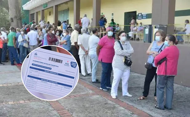 Centro de vacunación abarrotados a pocas horas de exigir la tarjeta