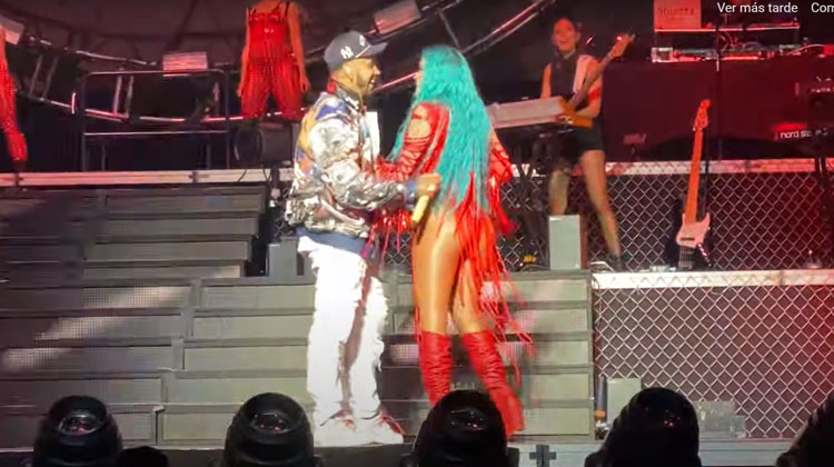 Anuel AA sorprende a Karol G en pleno concierto