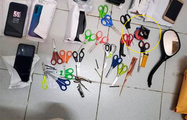 Incautan preservativos, tijeras y celulares en un Liceo