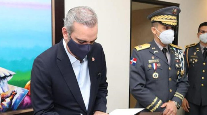 Presidente Luis Abinader nombra a exdirector de la PN como asesor policial en el Palacio