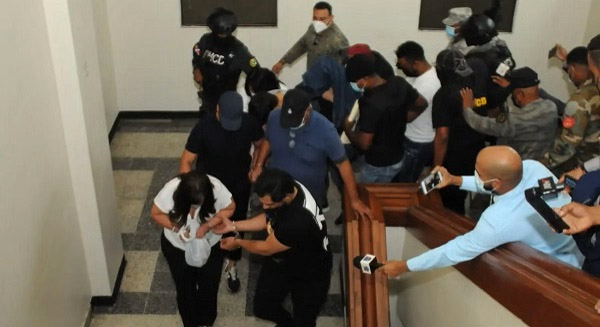 Dictan doce meses de prisión preventiva a cinco por caso Larva