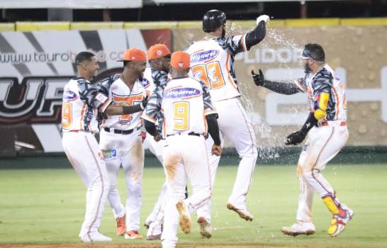 Toros dejan en el terreno en el 9no a los Leones