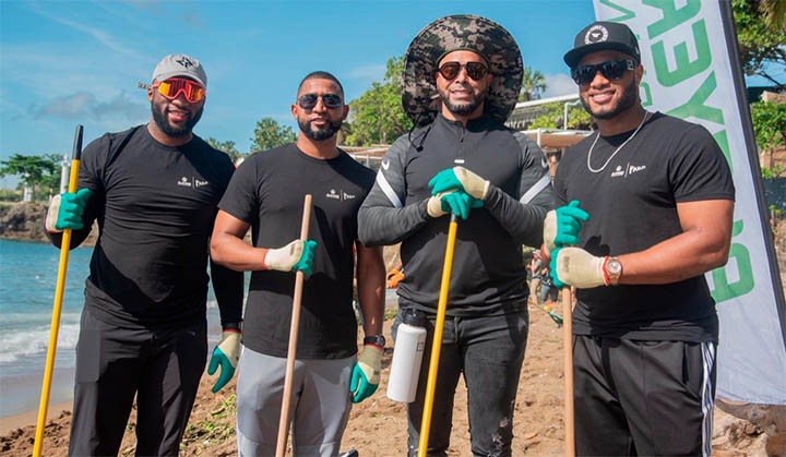 Estrellas MLB recogen basura en playa Montesinos
