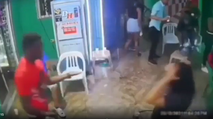 Policía Nacional suspende raso que aparece en video golpeando a una mujer