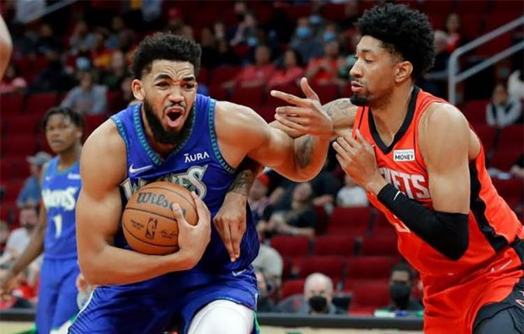 Towns anota 40, Thompson