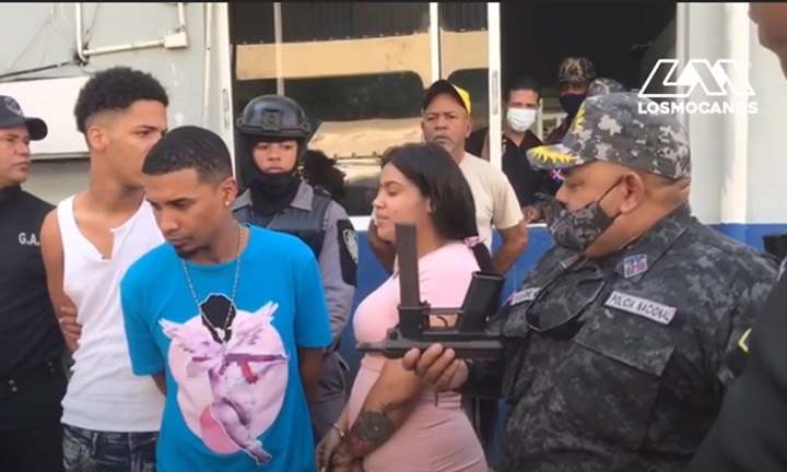 Apresan tres jóvenes en Moca acusados de realizar asaltos con una Uzi
