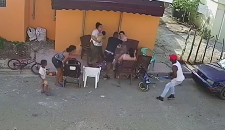 Asaltan ciudadanos mientras estaban cogiendo fresco en Santo Domingo Norte