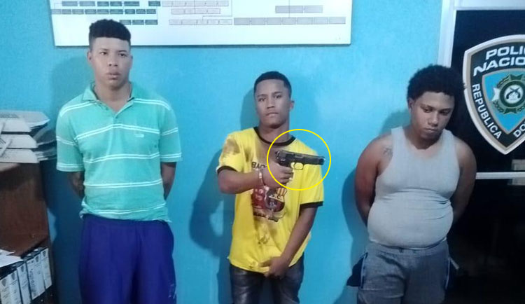 Apresan cuatro presuntos atracadores, ocupan arma de fuego y tres motocicletas en Valverde