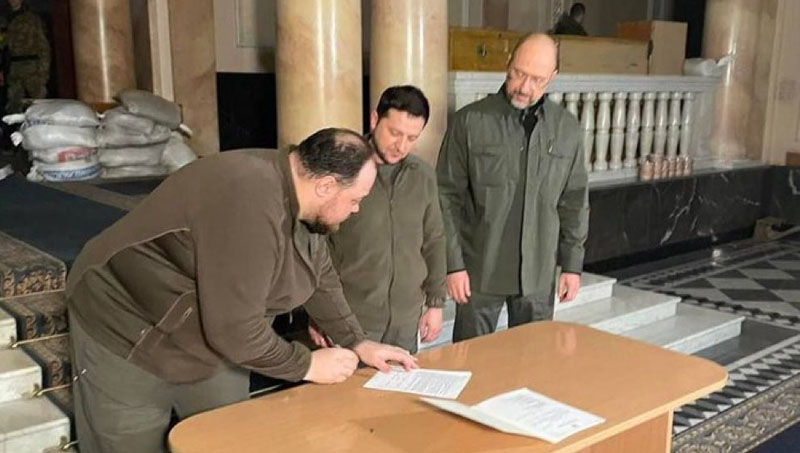 Zelenski firma el ingreso de Ucrania en la Unión Europea