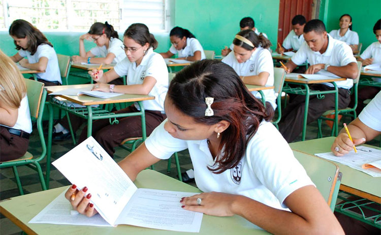 Colegios denuncian que sus profesores se marchan a las escuelas públicas