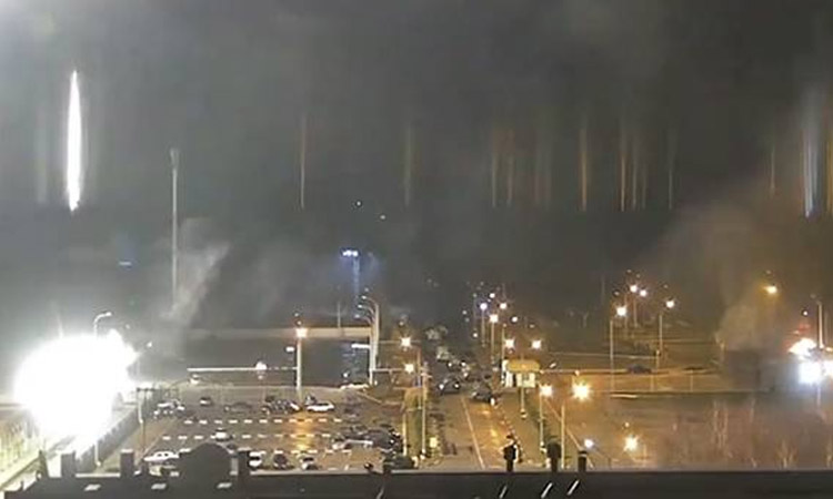Ucrania afirma que incendio en central nuclear está 'dentro de las normas'