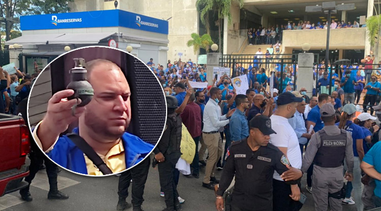 Policía le entra a bombazos a maestros durante protesta en Santiago por aumento salarial