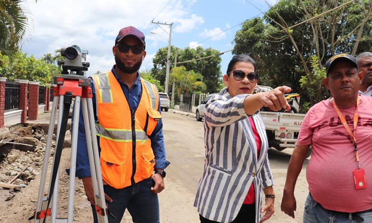 Gobernadora Espaillat supervisa trabajos construcción carretera Moca - Monte de La Jagua