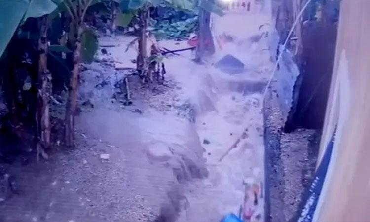 Hombre salva a dos niños de ser arrastrados por la corriente de una cañada