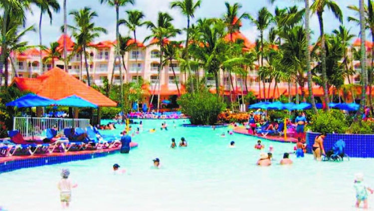 Hoteles-resorts habrían limitado reservaciones a dominicanos por 'mal comportamiento y comelones'