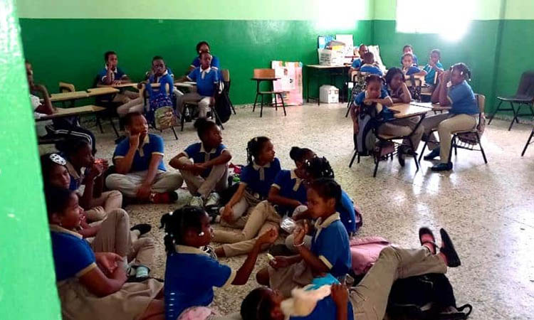 Estudiando en el suelo por falta de butacas en San Cristóbal