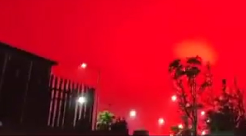 El cielo se tiñe de rojo en una ciudad de China causando pánico entre los residentes