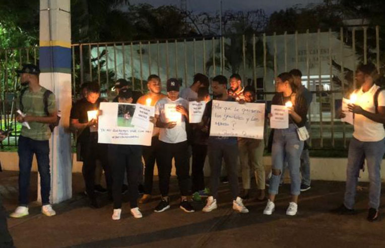Familiares de David de los Santos protestan frente al destacamento del Ensanche Naco