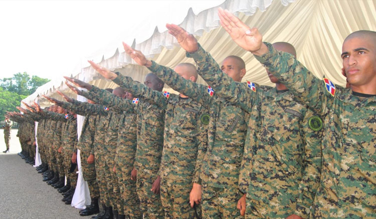 “Terminantemente prohibido” uso de cerquillos en la frente a miembros Ejército de RD