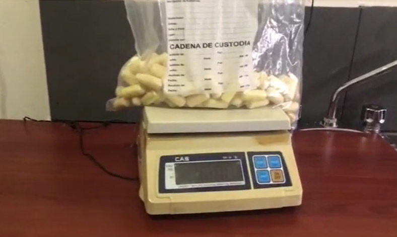 con 99 bolsitas de droga