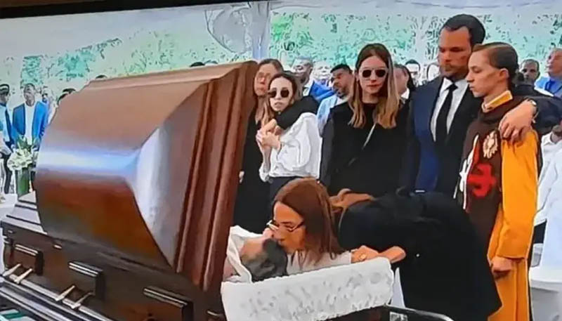 El último beso de la viuda de Orlando a su difunto esposo