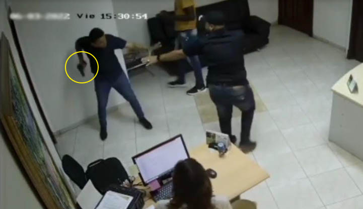 Hombre saca pistola en aparente roce con seguridad en la alcaldía de Los Alcarrizos