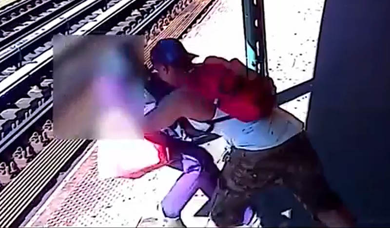 Sujeto arroja mujer a las vías del metro del Bronx NY