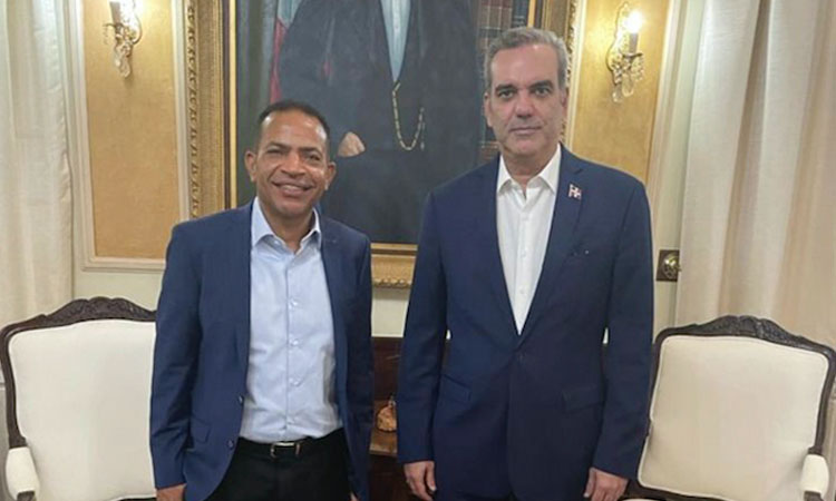 Presidente Luis Abinader tranquiliza a choferes del Cibao