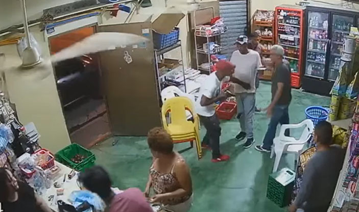 Delincuentes asaltan colmado a mano armada en Mao