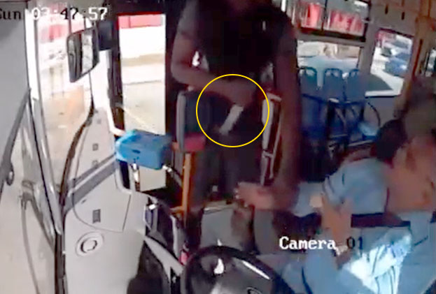 Individuo con cuchillo asalta autobús en el corredor de la Charles