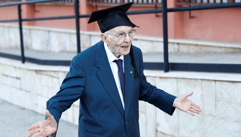 Hombre que nunca pudo ir a la universidad, se gradúa a sus 98 años
