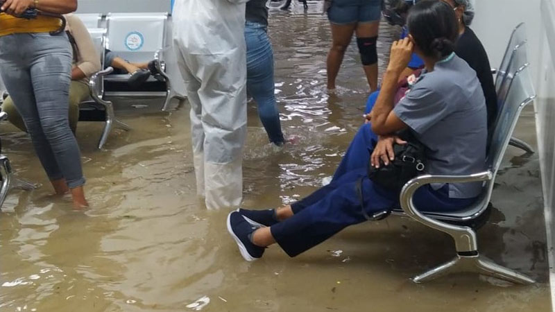 Se inunda el Hospital Jaime Oliver Pino