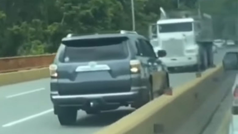 Video: Chofer de camión hace devolver jeepeta en vía contraria