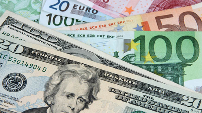 El dólar supera el valor del euro por primera vez en 20 años
