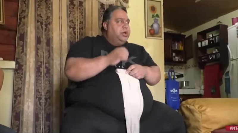 Hombre con 515 libras pide ayuda para no morir