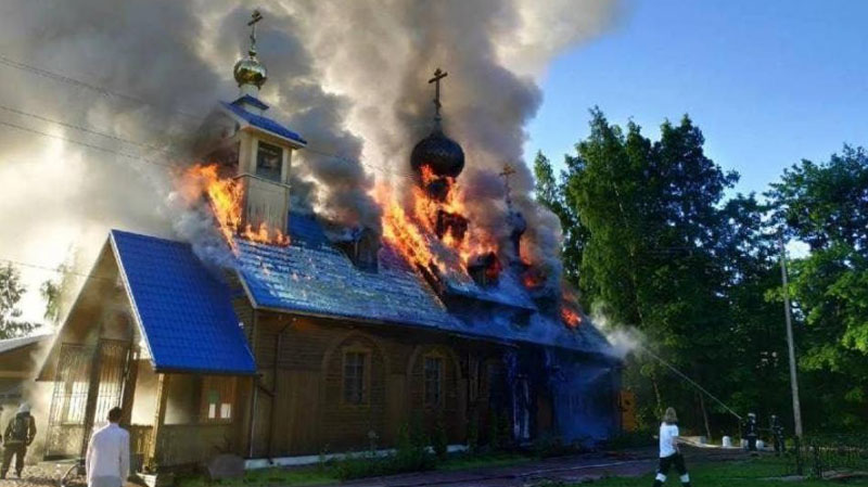 Un hombre prende fuego a una iglesia porque su mujer no dejaba de hacer donaciones