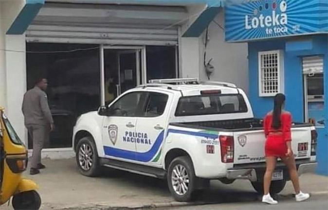Encapuchados asaltan sucursal