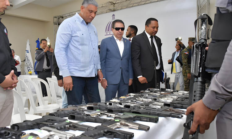 'Estas armas ya no volverán a impactar a más seres humanos' Chú Vásquez recibe 305 armas ilegales incautadas en Peravia