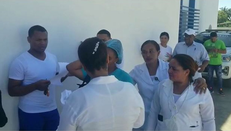 Hombre hiere a dos enfermeros por no dejarle grabar a policías accidentado