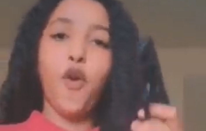 Joven casi se dispara en la cabeza al jugar con un arma