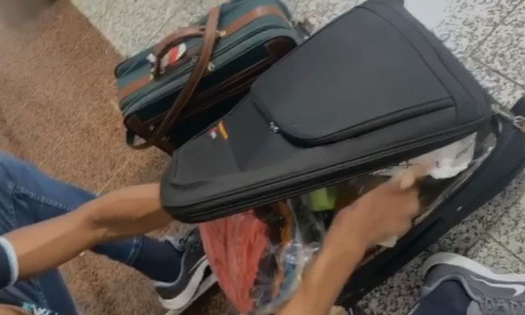 Pasajeros denuncian les abren sus maletas en el AILA 'mire, a ese señor también le abrieron su maleta'