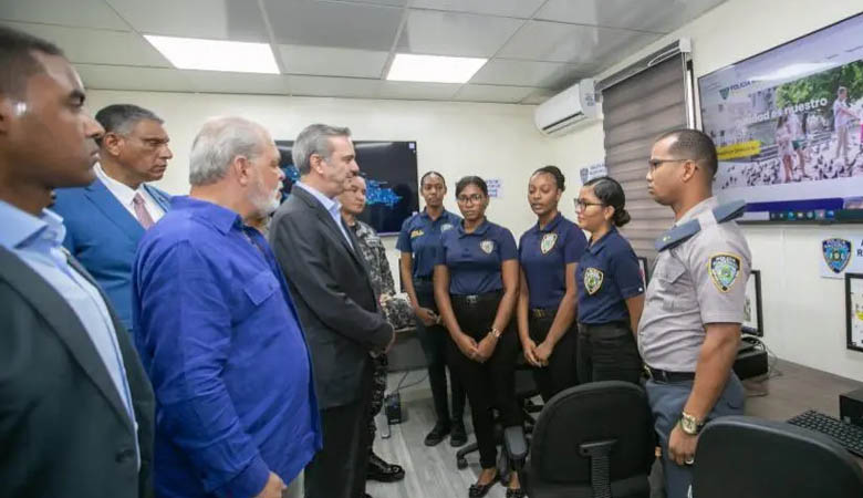 Abinader encabeza lanzamiento de app de denuncias de la Policía