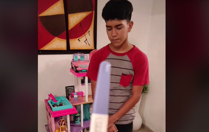 Adolescente embaraza a su novia y papá lo humilla en las redes 'te arruinaste la vida'
