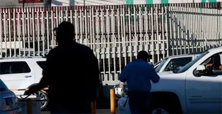 Hombre abre fuego contra migrantes en Texas cerca de México
