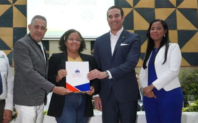 El Ministerio de Educación Superior Ciencia y Tecnología (MESCYT), entrega becas universitarias a estudiantes de Espaillat