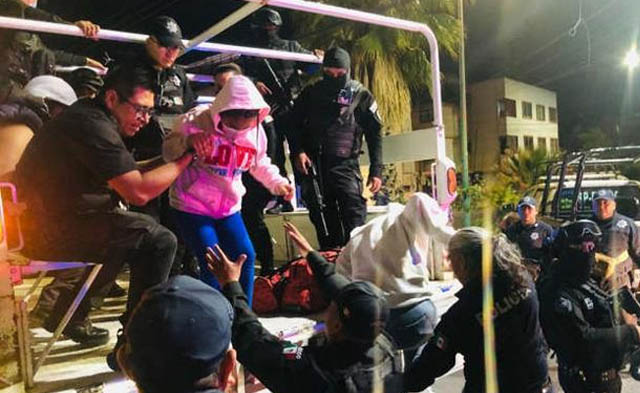 a 112 migrantes hacinados