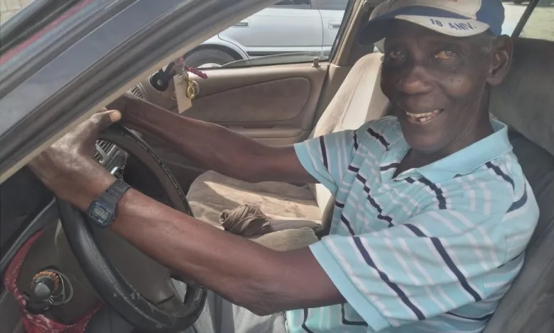El morocho, popular chofer de carros públicos en la ruta Moca-San Víctor