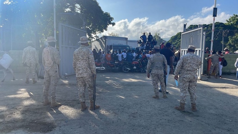 Motoristas haitianos bloquean puerta fronteriza de Carrizal-Elías Piña